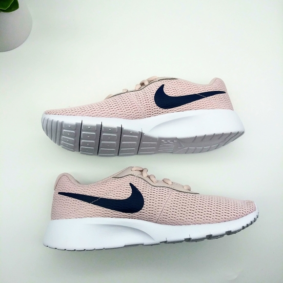 Nike Tanjun Womens Sneakers - Picture 5 of 8